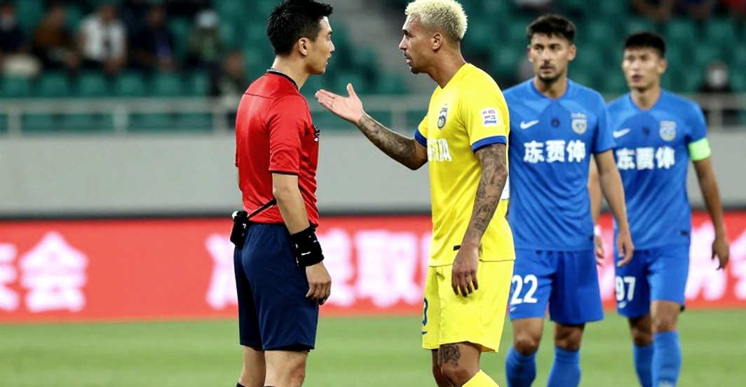 Vietnam's The Cong Lose to Indonesia's Persib Bandung in AFC Champions League Two: A Story of Red Cards, No-VAR Controversy and Attacking Failure Vietnam's The Cong Lose to Indonesia's Persib Bandung in AFC Champions League Two: A Story of Red Cards, No-VAR Controversy and Attacking Failure