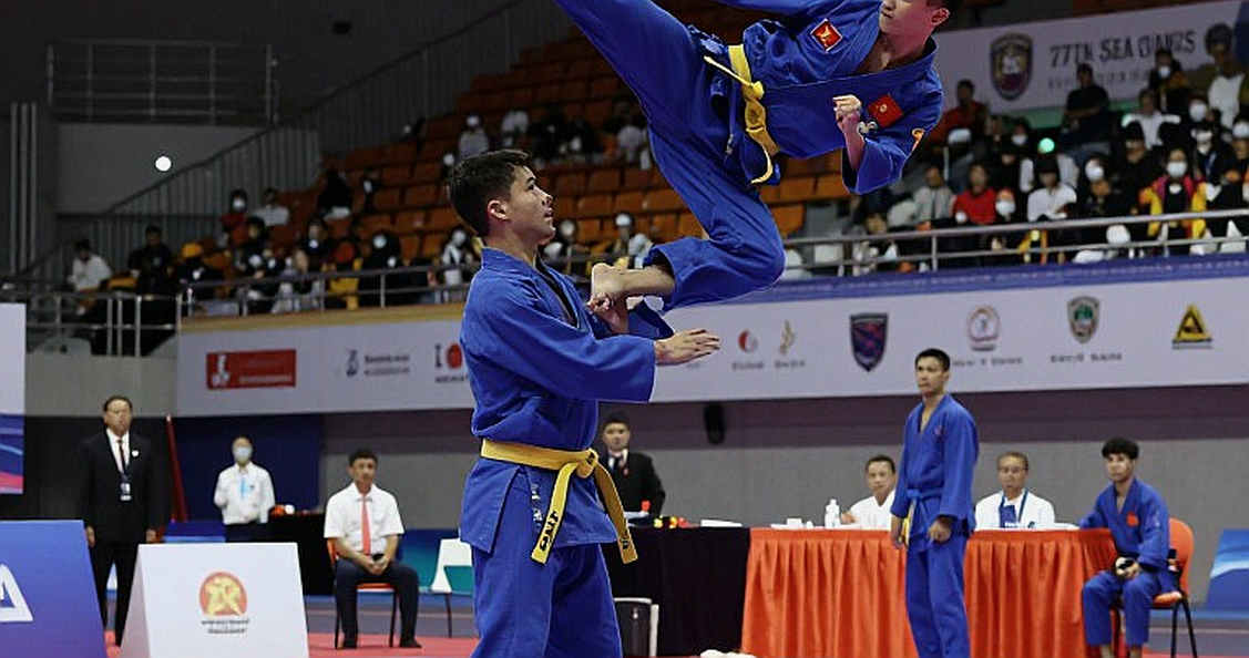 UFC ৩৩৩: ৩৮ বছরের ঘড়ি বনাম শূন্যের ফিনিশ — আবু ধাবিতে যে হিসাবটা মিলছে না