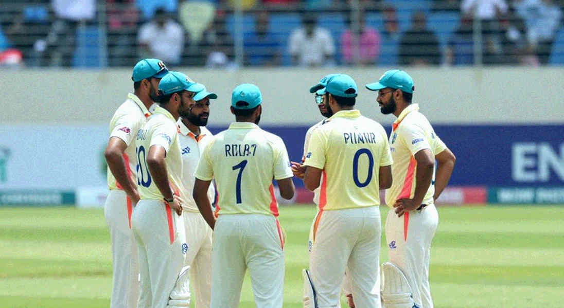 হ্যারি ব্রুকের সেই আধ সেকেন্ডের নীরবতা, আর তিন সিরিজের জয় যে প্রশ্নটার উত্তর দেয় না